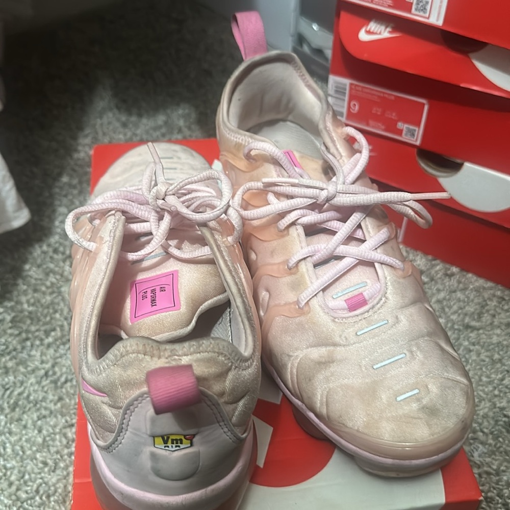 Nike VaporMax Plus Free Gift 🎁
Bubblegum Pink Sneakers 👟 Size 9 (Used Dirty) - Picture 8 of 12